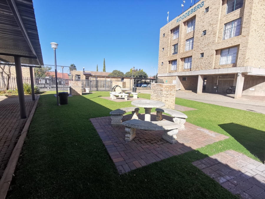 To Let 1 Bedroom Property for Rent in Kannoniers Park North West